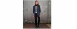 “Cómo combinar un blazer denim con pantalón negro y jersey de rayas para un look urbano”